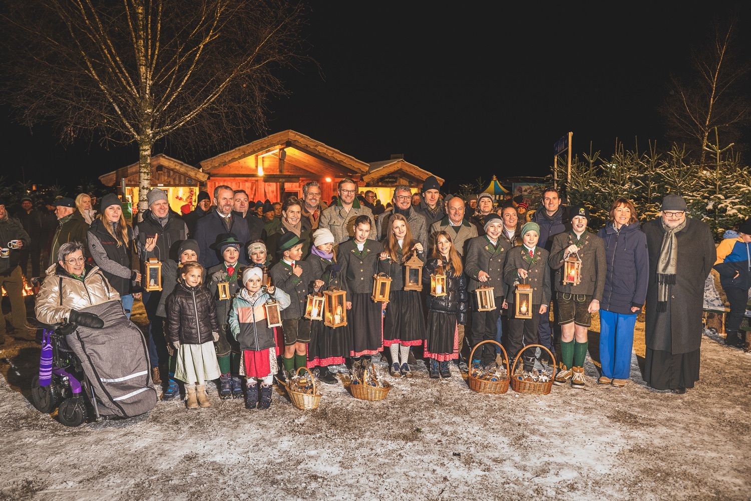 Vertreter aus Politik Wirtschaft Tourismus Kirche und die drei Adventobleute gemeinsam mit der Kindertrachtengruppe der DBleckwandla c Max Grunwwald